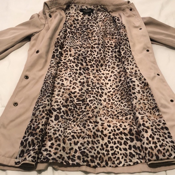Peck & Peck Collection beige snap button coat with animal print inside - Picture 8 of 14